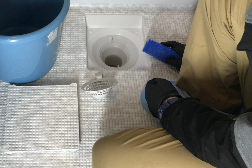浴室クリーニング　作業の流れ4　床・排水口の清掃